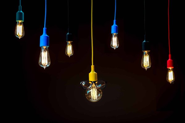 Quelles idées de décoration pour une salle à manger avec un plafond voûté ?