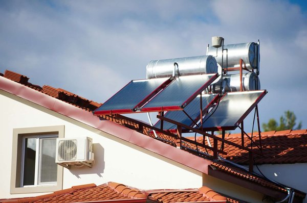 Chauffe-eau solaire : avantages et installation du dispositif